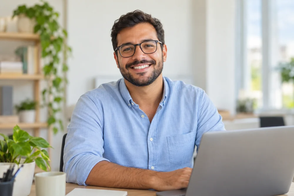 Profissional trabalhando no escritório